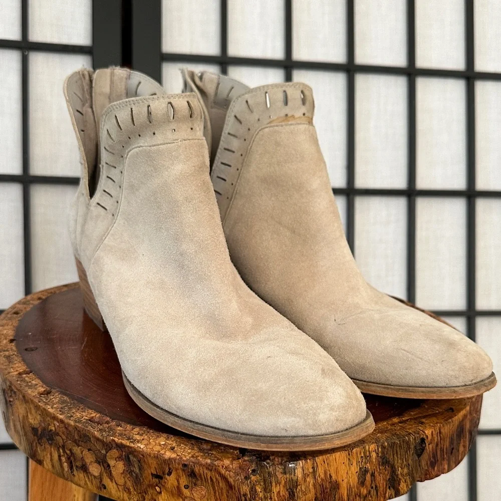 Caslon Soft Camel Colored Suede Ankle Booties Stacked Wooden Heel Size 9.5